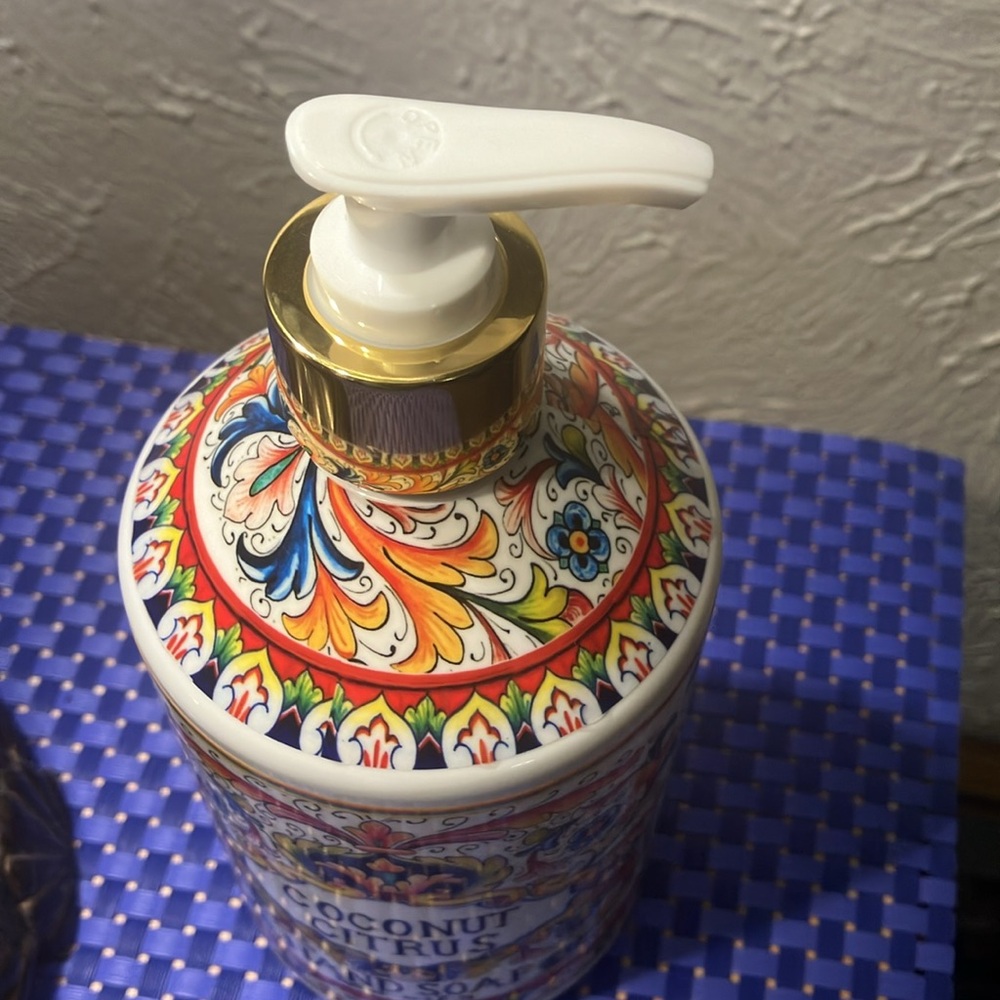 BNWT Gorgeous decorative bottle of Coconut Citrus 21.5 fl. Oz. Hand Soap.🌻🌺🦋 - Picture 3 of 7